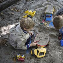 Børn leger i sandkasse